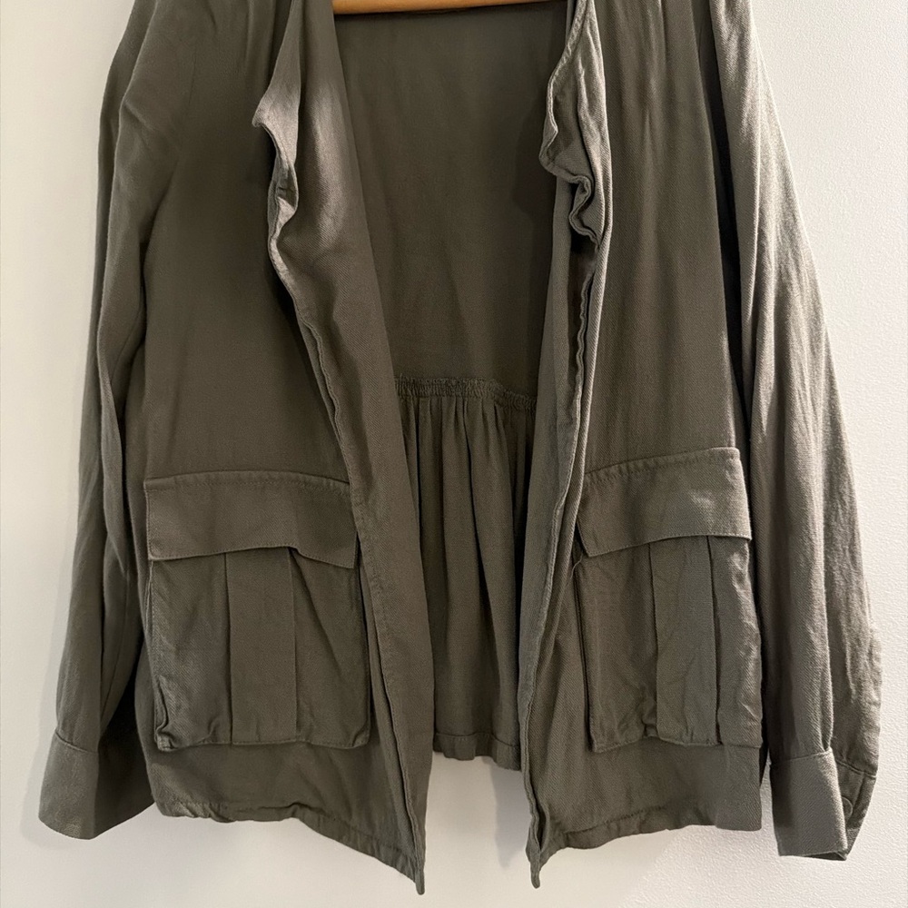 DR2 Women's Light Weight Jacket in Olive Green with Ruffle Back - Picture 7 of 8